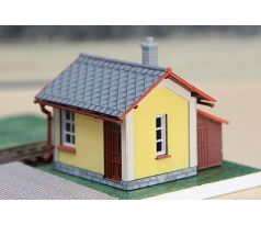 Strážní domek/závorářské stanoviště kkStb 112H, s dřevěnou kůlnou