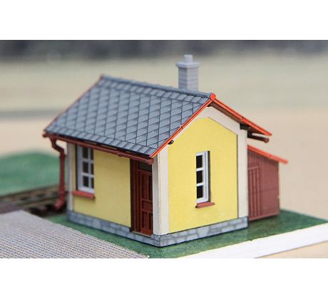 Strážní domek/závorářské stanoviště kkStb 112H, s dřevěnou kůlnou